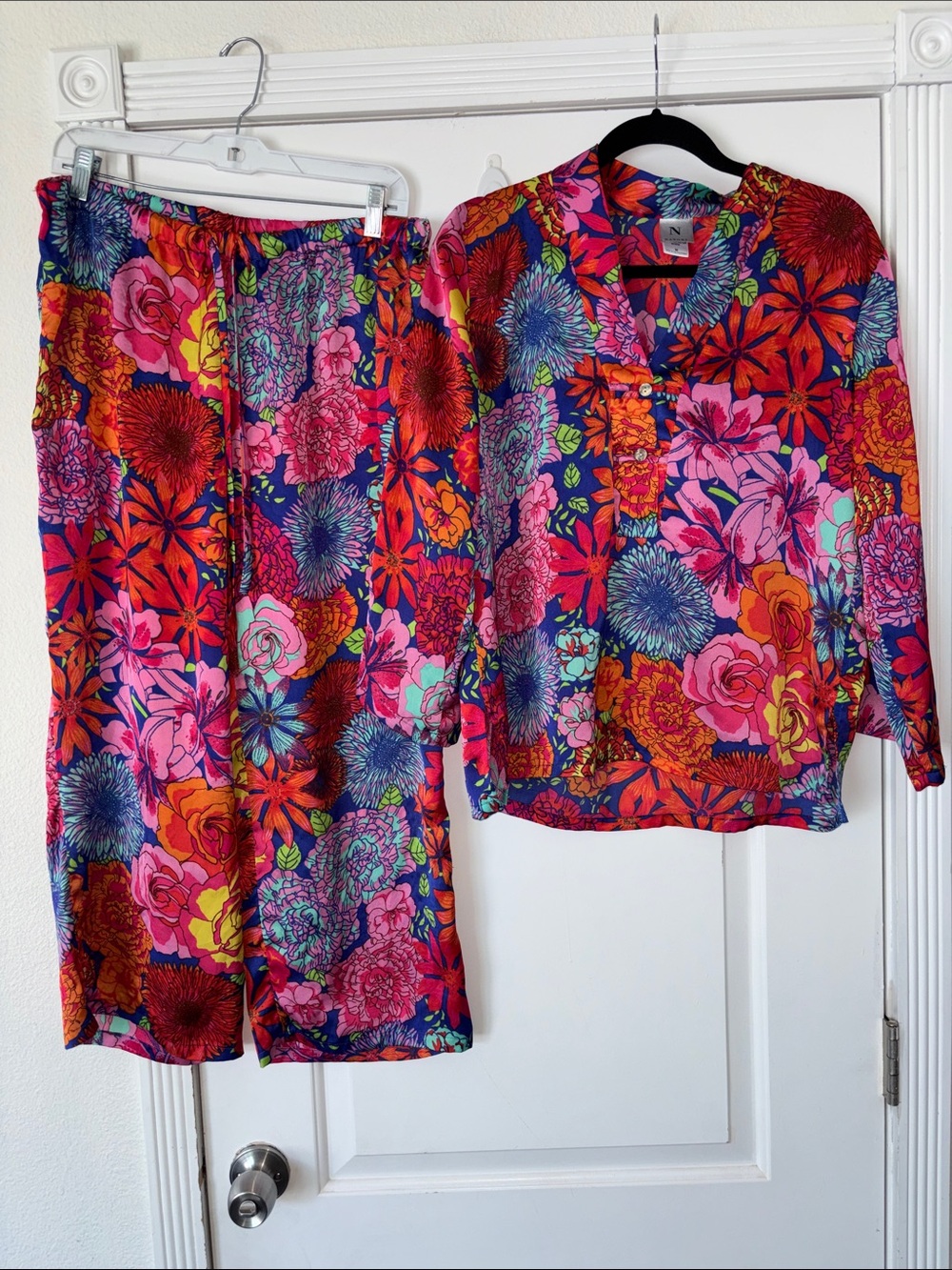 Natori “silk” Vibrant Floral Two-Piece pajamas set M